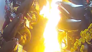 Video: Xông vào tiệm internet tưới xăng phóng hỏa ở TP.HCM