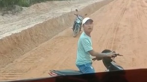 Video: Truy tìm thanh niên dùng mã tấu chém bể kính xe chở đất, đe dọa tài xế