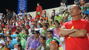 Video: CĐV đội mưa, hồi hộp và lo lắng xem U23 Việt Nam thi đấu trong thế trận bế tắc