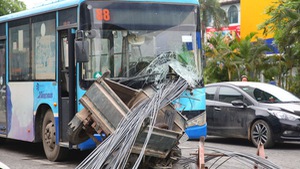 Video: Hàng chục thanh sắt trên xe 3 bánh tự chế đâm xuyên buồng lái xe buýt