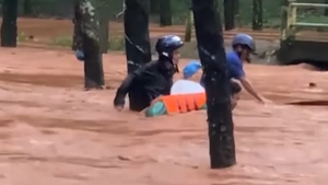 Video: Khen thưởng 3 dân quân cứu người giữa dòng nước xiết