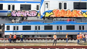 Video: Xịt sơn, vẽ bậy lên 2 toa tàu metro có thể xử lý hình sự