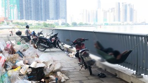 Video: Nạn xả rác, đậu xe, mắc võng nằm ngủ ở dạ cầu Thủ Thiêm 2