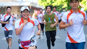 Video: 2.000 vận động viên tham gia Giải chạy bộ 'Ngày không tiền mặt' tại bờ hồ Hoàn Kiếm