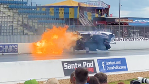 Video: Khoảnh khắc xe đua lật nhào và bốc cháy kinh hoàng ở Anh