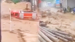 Video: Khoảnh khắc lũ lụt quét sập nhà, cuốn trôi cả xe cứu hỏa ở Trung Quốc