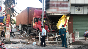 Video: Xe container tông sập tiệm vàng trên đường Cách Mạng Tháng 8, quận Tân Bình