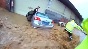 Video: Nghẹt thở xem cảnh sát cứu người phụ nữ giữa dòng nước lũ chảy xiết
