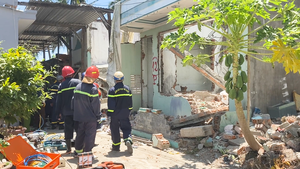 Video: Ngôi nhà đang tháo dỡ ở Nha Trang bất ngờ đổ sập, một người tử vong