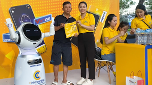 Video: Hàng ngàn người dân trải nghiệm robot tại ngày hội 'Không tiền mặt' ở Đà Nẵng