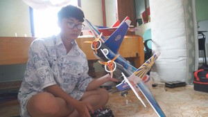 Góc nhìn trưa nay | Hết nghiện game vì mải mê chế tạo máy bay mô hình