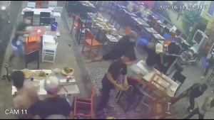 Video: Đập phá, chém người loạn xạ trong quán ăn ở Gò Vấp