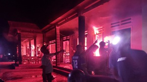 Video: Trụ sở xã ở Quảng Nam cháy lớn, thiêu rụi nhiều tài sản và giấy tờ