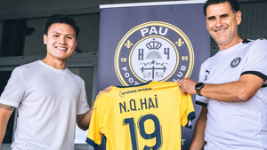 Video: Quang Hải ra mắt Pau FC, nhiều cổ động viên Pháp chúc mừng 'Messi Việt Nam' sẽ tỏa sáng