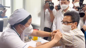 Video: Phó thủ tướng tiêm vắc xin mũi 4 tại TP.HCM; Gặp người dân về giải pháp tránh 'dịch chồng dịch'