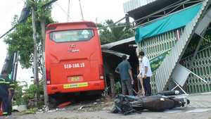 Video: Xe khách Phương Trang lao vào quán cà phê ở Cà Mau, 1 người chết, 4 người bị thương
