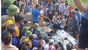 Video: Xe tải chở đất lật đè bẹp xe con trên đường Hồ Chí Minh, 3 người chết, 1 người đi cấp cứu