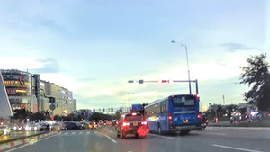 Video: Xác minh vụ xe buýt vượt đèn đỏ nơi đông người qua lại ở TP Thủ Đức