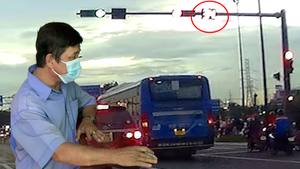 Video: Từ hình ảnh camera hành trình ghi lại, CSGT xác minh, phạt tài xế xe buýt vượt đèn đỏ ở Thủ Đức