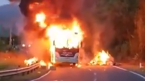 Video: Xe khách chở 48 người nổ lốp trên đèo Khánh Lê, toàn bộ xe và hàng hóa bị thiêu rụi
