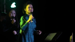 Video: Nhắc nhở sân khấu ở Đà Lạt để Khánh Ly hát 'Gia tài của mẹ' không đăng ký trước
