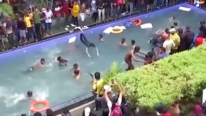 Video: Người biểu tình tắm hồ bơi, leo nóc dinh thự tổng thống Sri Lanka