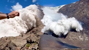 Video: Khoảnh khắc tuyết lở như thác đổ, suýt cuốn trôi đoàn người leo núi
