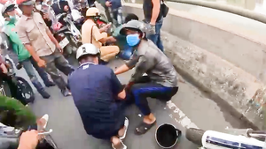 Video: Từ tin báo của người dân, CSGT truy bắt nhóm trộm xe máy ở quận 7