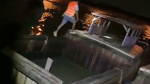 Video: Truy bắt nhóm người dùng ghe máy hút trộm cát lúc nửa đêm trên sông Đồng Nai