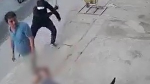 Video: Một người mặc đồ đen, bịt kín mặt chém người đàn ông đang đi bộ