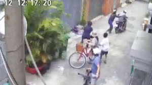 Video: 2 thanh niên theo dõi đến tận nhà, cướp điện thoại của cô gái