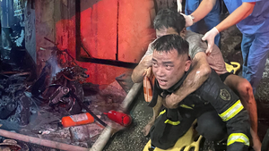 Video: Giải cứu 4 người trong căn nhà cháy lúc giữa khuya ở Hà Nội