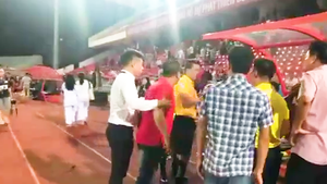 Video: Tóm cổ, nhổ nước bọt vào mặt trọng tài FIFA Hoàng Ngọc Hà trên sân Lạch Tray sau trận đấu tối 19-7