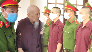 Video: Đang xét xử vụ 'tịnh thất Bồng Lai', bị cáo Lê Tùng Vân trả lời tòa 'vẫn độc thân, chờ lấy vợ'