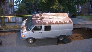 Video: Khoảnh khắc chiếc xe tải rơi xuống hố tử thần