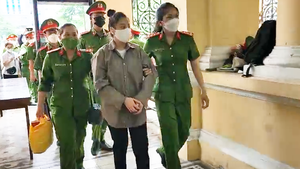 Video: Bị cáo Trung Thái, Quỳnh Trang được dẫn giải đến tòa xét xử vụ bạo hành bé gái 8 tuổi