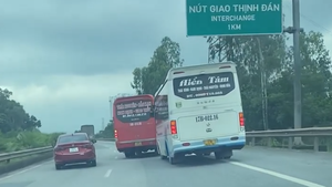 Video: Triệu tập 2 tài xế xe khách lạng lách, chèn ép nhau trên cao tốc Hà Nội - Thái Nguyên