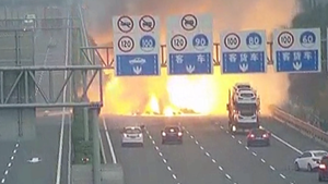 Video: Xe tải bốc cháy dữ dội sau khi lật trên cao tốc ở Trung Quốc