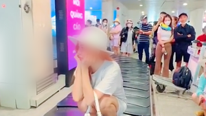 Video: Cô gái ngồi trên băng chuyền hành lý quay clip đăng TikTok có thể bị cấm bay?