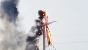 Video: Tuôcbin điện gió dài hơn 70m nghi bị sét đánh cháy