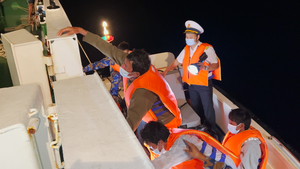 Video: Đang đưa 5 ngư dân Bình Thuận gặp nạn trên biển về vịnh Cam Ranh