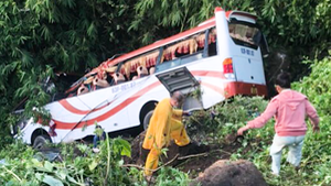 Video: Hiện trường xe khách chở 27 người lao xuống vực sâu ở Bình Thuận
