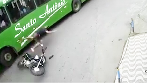 Video: Chiếc mũ bảo hiểm giúp người đàn ông thoát chết thần kỳ dưới bánh xe buýt