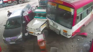 Video: Xe buýt lao vào cây xăng khiến nhiều người hốt hoảng tháo chạy