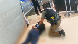 Video: Trích xuất camera khách ở sân bay chạy tán loạn sau 2 phát súng, cảnh sát khống chế nữ nghi phạm
