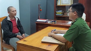 Video: Bắt tạm giam cha dượng nghi hành hạ bé gái 7 tuổi ở Bình Phước