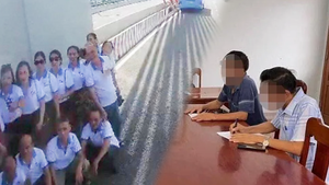 Video: 2 tài xế dừng xe cho đoàn khách chụp ảnh trên cầu Cửa Hội bị tước bằng lái 2 tháng