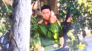 Video: Nghi phạm nổ súng cướp tiệm vàng ở Huế mặc đồ giống trang phục công an