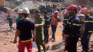 Video: Xuyên đêm tìm kiếm công nhân bị lũ cuốn vào hầm thủy điện ở Điện Biên