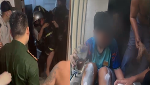 Video: Cảnh sát giải cứu nam sinh mắc kẹt trong căn hộ đang cháy ở tầng 20